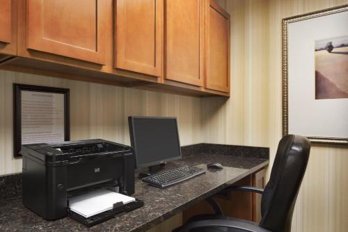 an office with a computer and a printer on a desk at Country Inn & Suites by Radisson, Rossford - Toledo South in Rossford