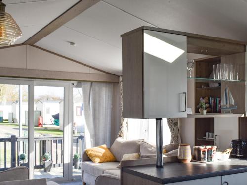 una sala de estar con un sofá y una mesa en West Mersea Park, en West Mersea
