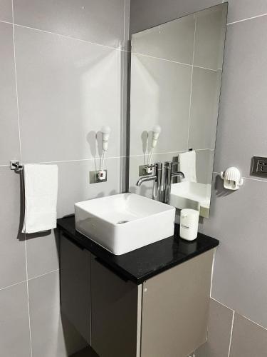 a bathroom with a sink and a mirror at Lindo Apart - Churrasquera y Patio Privado in Santa Cruz de la Sierra