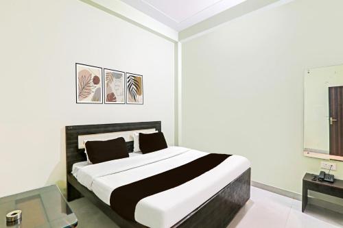 Ένα ή περισσότερα κρεβάτια σε δωμάτιο στο HOTEL O ANAND LOK GUEST HOUSE