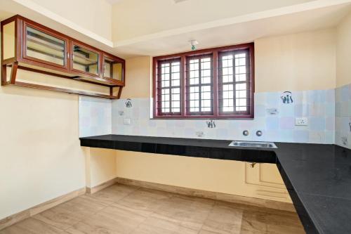 Una cocina o zona de cocina en Hotel O Nakshathra Inn