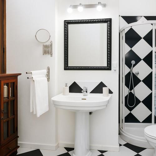 a white bathroom with a sink and a mirror at Hotel Rural Villa del Monte in Santa Brígida