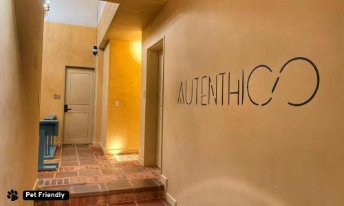 Autenthico Provenza Home Medellinに飾ってある許可証、賞状、看板またはその他の書類