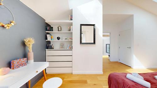 Ένα ή περισσότερα κρεβάτια σε δωμάτιο στο expat renting - Le Lumineux - Villa Design - Wi-Fi
