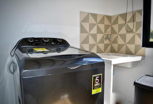 a washer and dryer in a room with a counter at Cabaña del lago con Jacuzzi in Rionegro