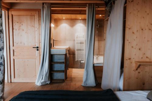 Ein Bett oder Betten in einem Zimmer der Unterkunft La Suite Du Skilodge