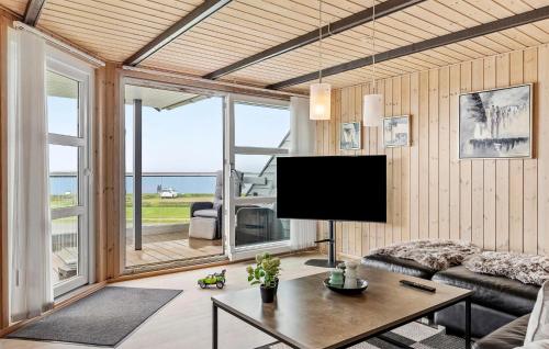 HemmetにあるCozy Home In Hemmet With Saunaのリビングルーム(テレビ、ソファ付)