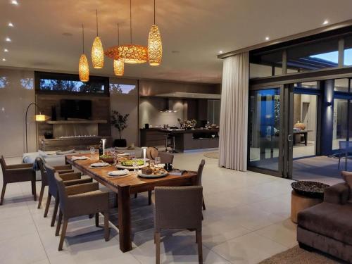Χώρος καθιστικού στο Cliffbreak-Luxury Villa on Pezula Golf Estate with ocean views,Knysna
