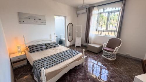 Surfers House - Garden & Views