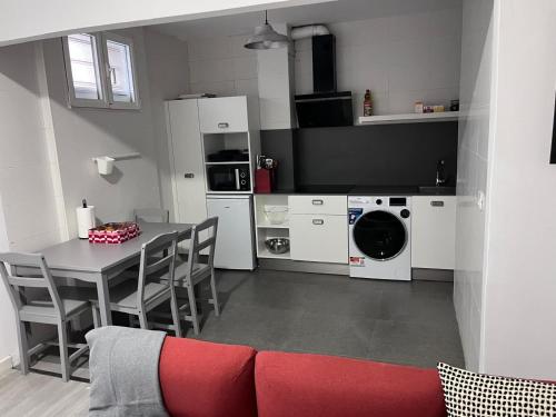 ビルバオにあるConfortable apartamento con parking en Bilbaoのキッチン(テーブル、テーブル付)、ダイニングルーム