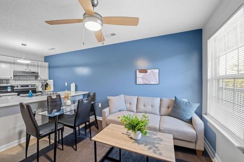 ein Wohnzimmer und eine Küche mit einer Couch und einem Tisch in der Unterkunft Chic Modern Suite With Style I Free Parking in Spring Lake