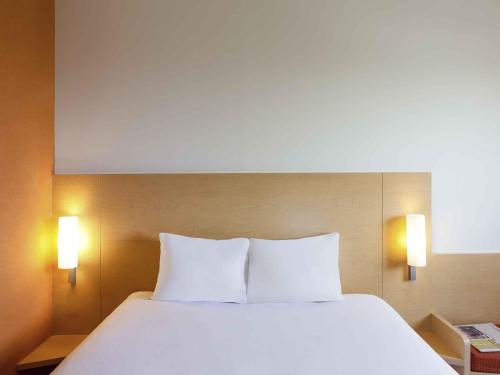 a large white bed in a hotel room at Ibis Hermosillo in Hermosillo