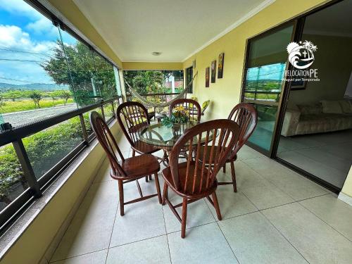 a dining room with a table and chairs on a balcony at Hotel Canariu's Gravatá - Flat térreo com duas suítes (até 8 pessoas) in Algodões