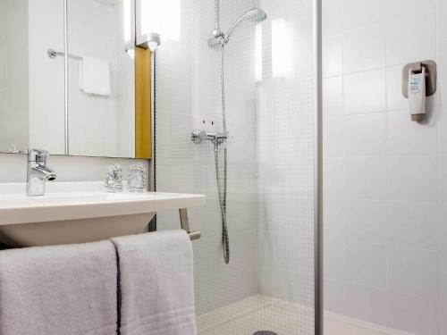 a bathroom with a shower and a sink at ibis Sint Niklaas Centrum in Sint-Niklaas