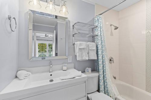 Un baño con lavabo, bañera e inodoro. en New Listing! Pelican Bay 14 -Luxury Home at Beach!, en Isle of Palms