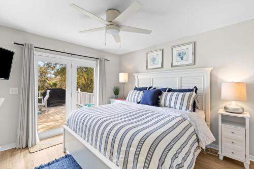 Un dormitorio con una cama y un ventilador de techo. en New Listing! Pelican Bay 14 -Luxury Home at Beach!, en Isle of Palms