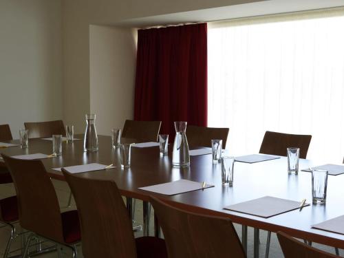 a conference room with a long table and chairs at Aparthotel Adagio Vienna City in Vienna
