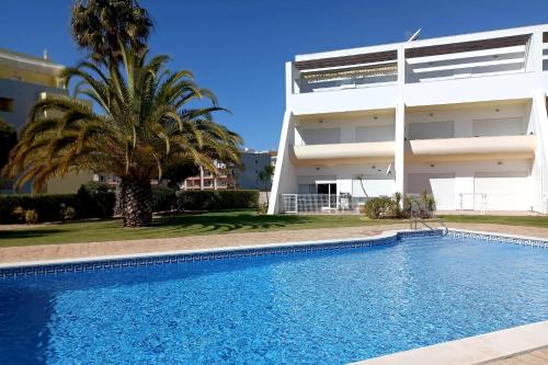 Pool View Balcony & Walk to beach, by TimeCooler