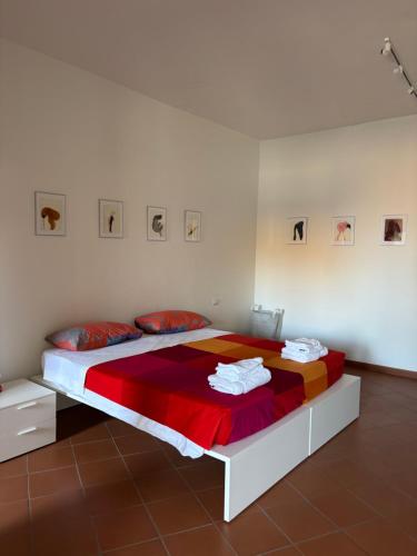 Un dormitorio con una cama grande con una manta colorida. en Maremma Castle Apartament, en Montemerano