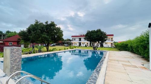una piscina davanti a una casa di Redberry Resort Pushkar a Pushkar