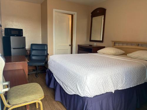 a bedroom with a bed and a desk and a chair at SE'Air Motel By Townhouse Corpus Christi - Padre Island Tx in Corpus Christi