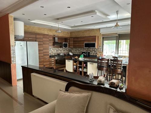 cocina grande con encimera y comedor en Luxurious 5 bedroom Furnished Villa superb locationفيلا فخمه, en Amán