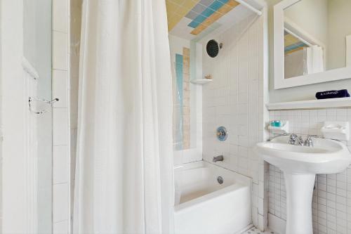 Bilik mandi di Treehouse Therapy