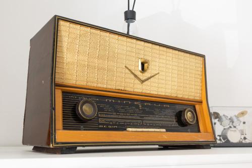 an old radio is sitting on a table at Casa di Antonio in Rome