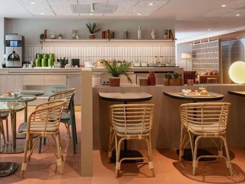 Dos fotos de una cocina con sillas y mostrador. en ibis Golfe de Saint-Tropez, en Cogolin