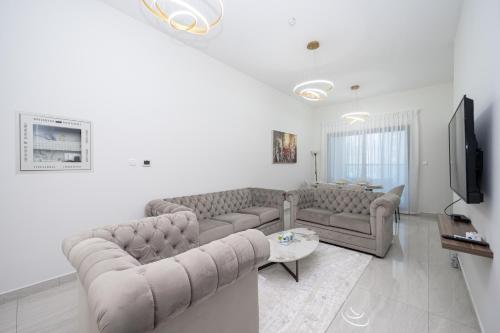 Luxury 4BR Balcony Canal Skyline View