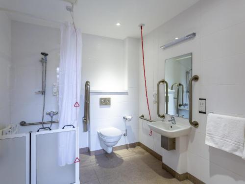 Bilik mandi di ibis Belfast Queens Quarter