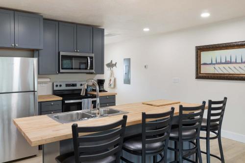 Una cocina o cocineta en Lighthouse Lodge 1
