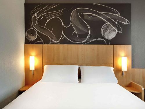 Ένα ή περισσότερα κρεβάτια σε δωμάτιο στο ibis Clermont Ferrand Nord Riom