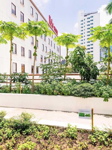 Κήπος έξω από το Ibis Bangkok Sukhumvit 4