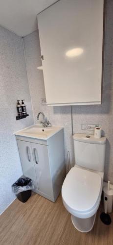 Un baño de LilyRose Hotel