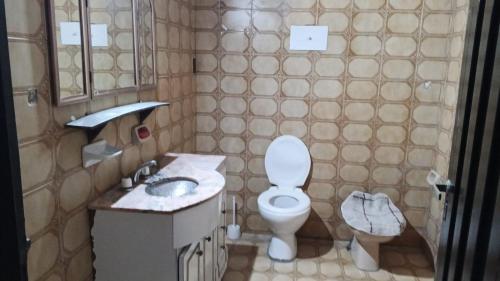 un baño con inodoro y lavabo en Juanita, en Buenos Aires