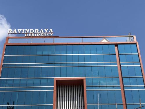 バラナシにあるHotel Ravindraya Residencyの上に看板がある建物
