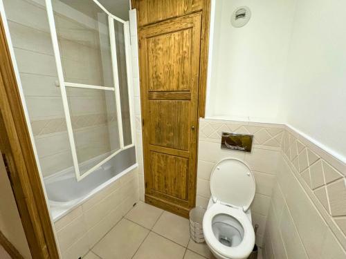 Koupelna v ubytování Appartement confortable pour 6 pers. à Saint-Martin, proche pistes, parking, WiFi - FR-1-452-395