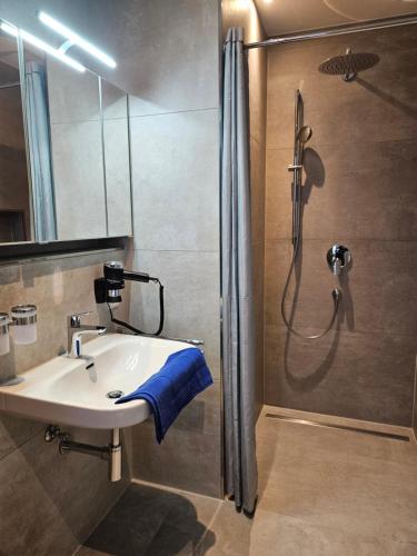 a bathroom with a sink and a shower at Rana's B&B - Bed&Breakfast in Rust