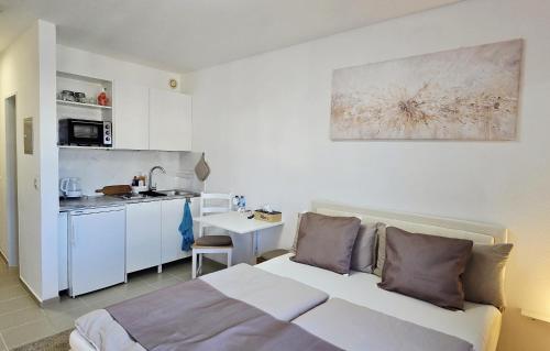 a bedroom with a bed and a small kitchen at Bestlage - Gemütliche Wohnung in der Mainzer City in Mainz