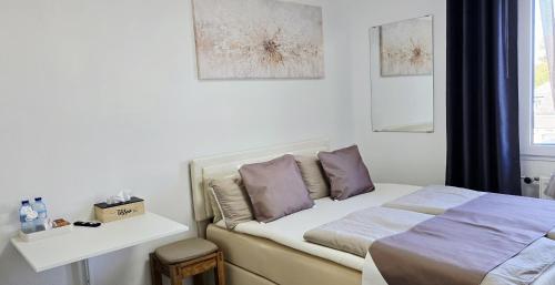 a bedroom with a bed and a table and a window at Bestlage - Gemütliche Wohnung in der Mainzer City in Mainz