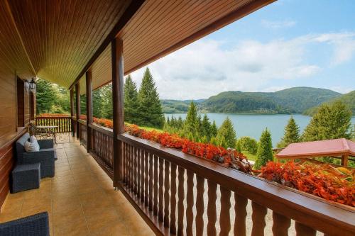 デディンキにあるChata Jozefína - lake viewの湖と山々の景色を望むバルコニー