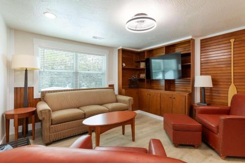 a living room with a couch and a tv at Lighthouse Lodge 4 in Kimberling City