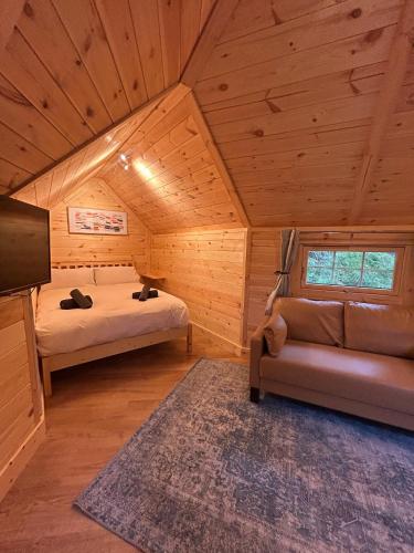 Ένα ή περισσότερα κρεβάτια σε δωμάτιο στο Clogau Tree House Hot tub &sauna