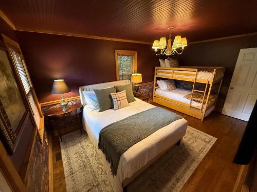 ein Schlafzimmer mit einem Bett, einem Tisch und einem Stuhl in der Unterkunft Hearth and Timber - A Black Mountain Retreat in Black Mountain