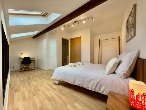 Postel nebo postele na pokoji v ubytování Charmant Duplex rue des Allois - DABNB