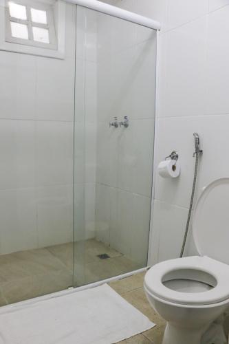 Bilik mandi di Tarumã Búzios Hotel