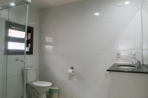 Bilik mandi di Tarumã Búzios Hotel