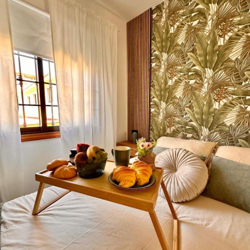 Una mesa con una bandeja de comida encima de un sofá. en Luxury Villa Bella Isabel, en El Médano