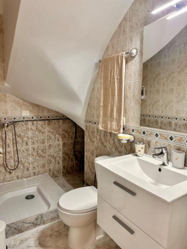 Un baño con un inodoro blanco y un lavabo. en Luxury Villa Bella Isabel, en El Médano